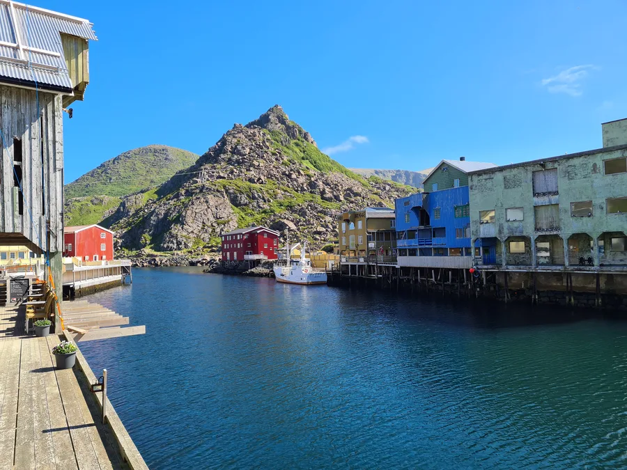 Fotografi av gammel norsk fiskehavn med sjøboder, tatt med mobiltelefon